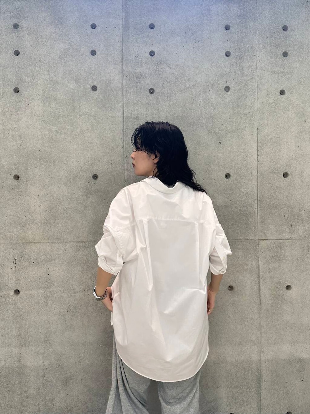 グレー系のその他パンツを着用したレディースの夏コーディネートの7枚目の写真