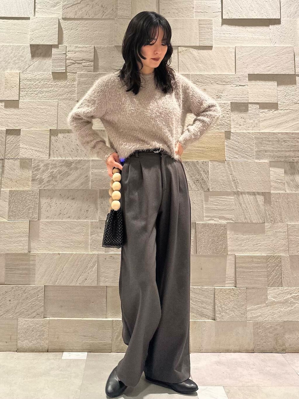 ホワイト系のダウンジャケット/コート、ブラック系のパンプス、グレー系のその他パンツを着用したレディースの冬コーディネートの2枚目の写真