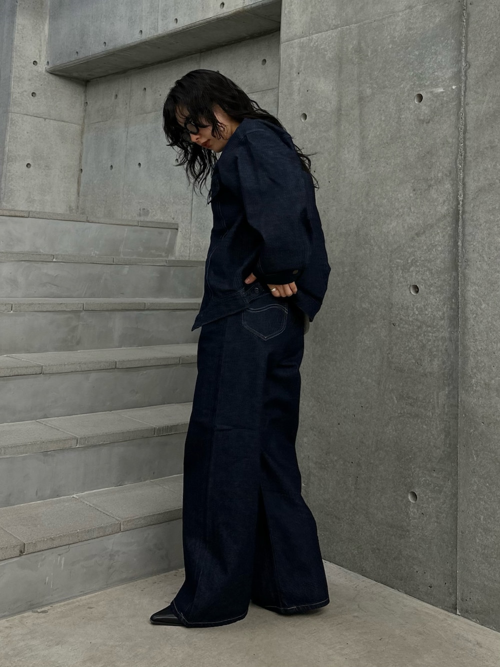 ブルー系のデニムジャケット、ブルー系のデニムパンツを着用したレディースの冬コーディネートの4枚目の写真