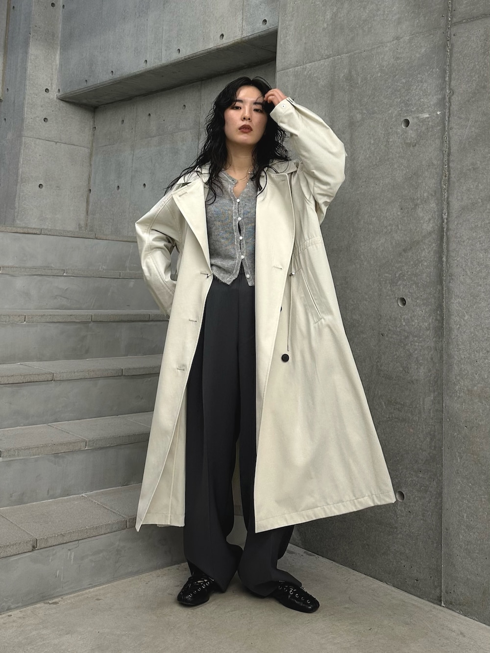 ベージュ系のトレンチコート、グレー系のカーディガン/ボレロ、グレー系のその他パンツを着用したレディースの冬コーディネートの2枚目の写真