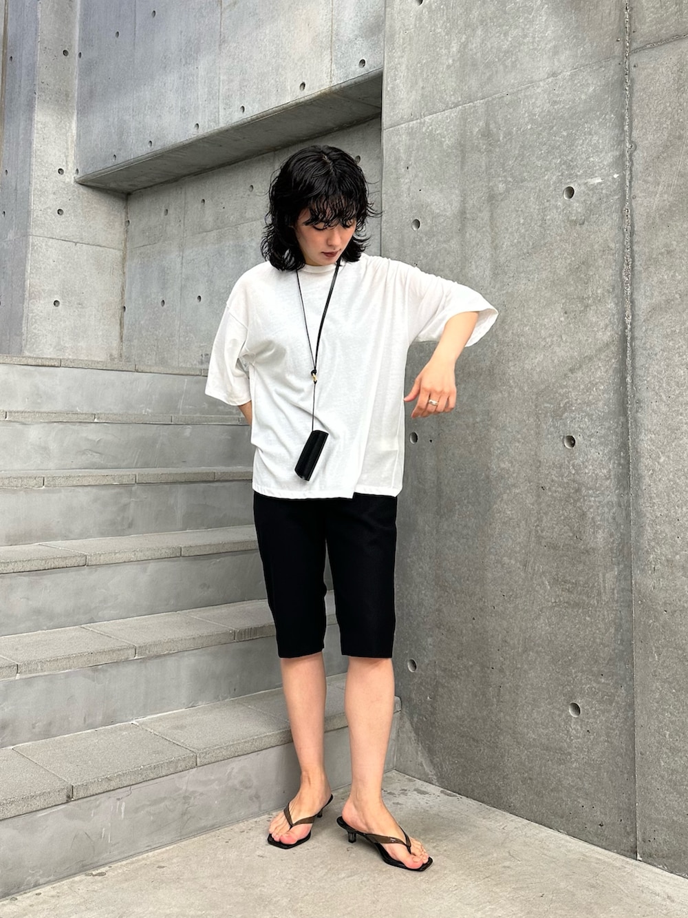 ホワイト系のTシャツ/カットソー、ブラック系のその他パンツ、ブラック系のサンダルを着用したレディースの夏コーディネートの3枚目の写真