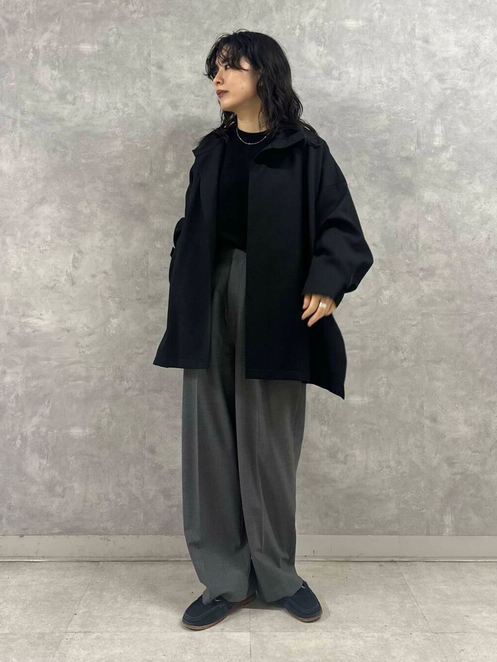 ブラック系のその他アウター、グレー系のその他パンツ、ブラック系のニット/セーターを着用したレディースの冬コーディネートの4枚目の写真