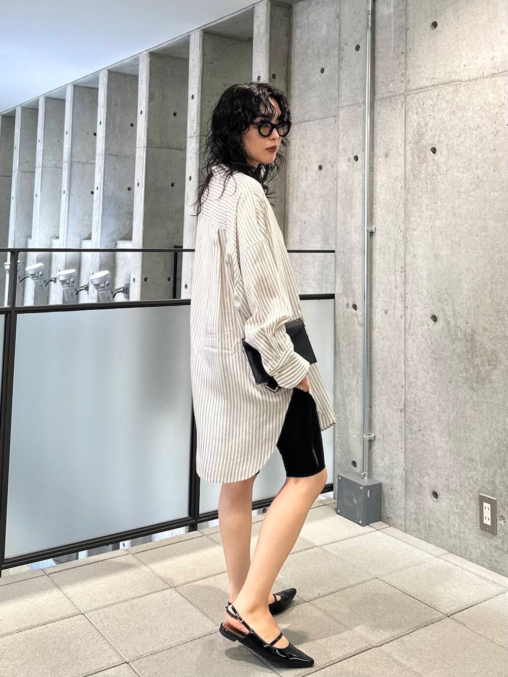 ブラック系のシャツ/ブラウス、ブラック系の水着を着用したレディースの夏コーディネートの6枚目の写真