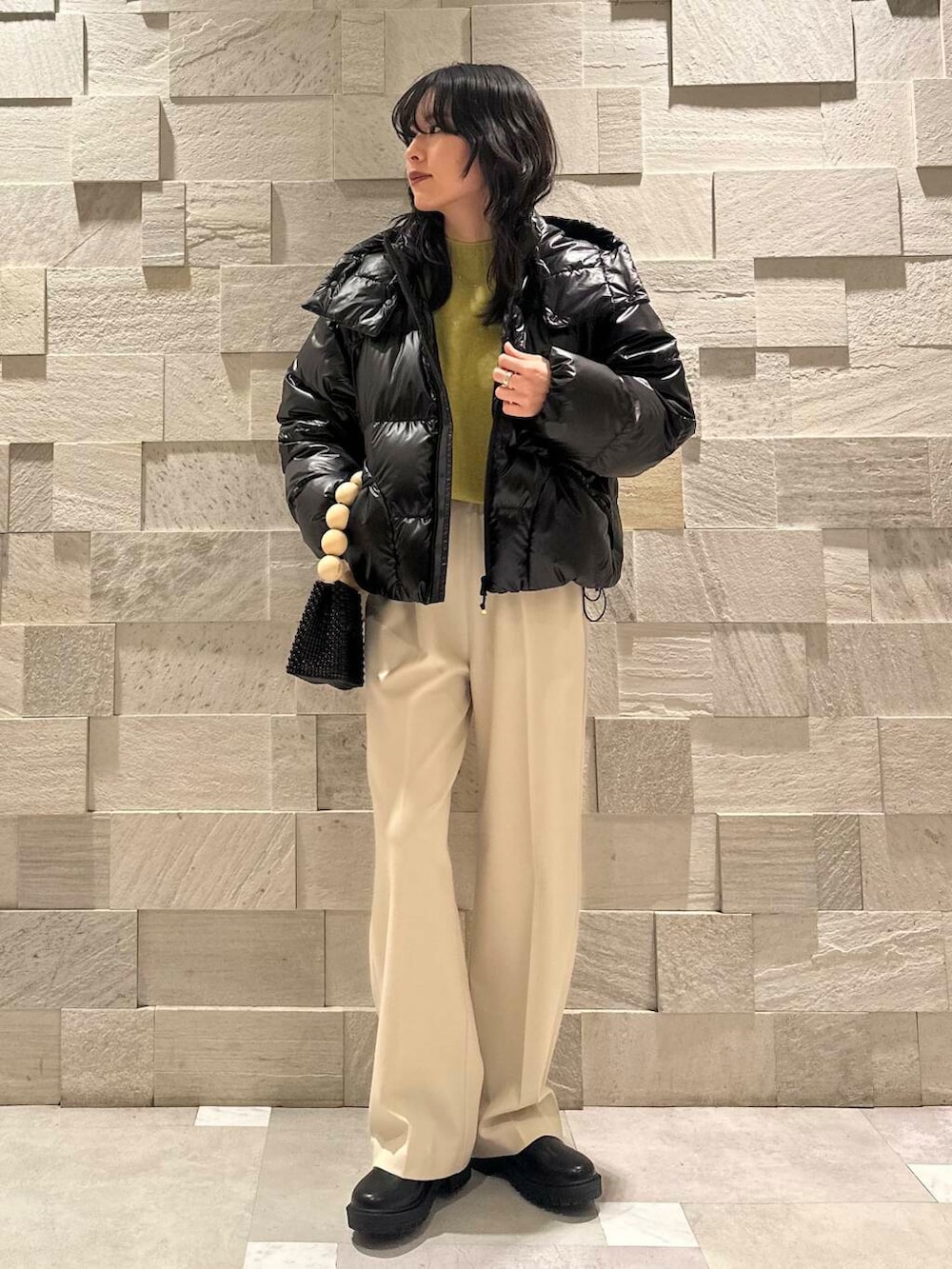 ブラック系のブーツ、ホワイト系のその他パンツ、ブラック系のダウンジャケット/コートを着用したレディースの冬コーディネートの2枚目の写真