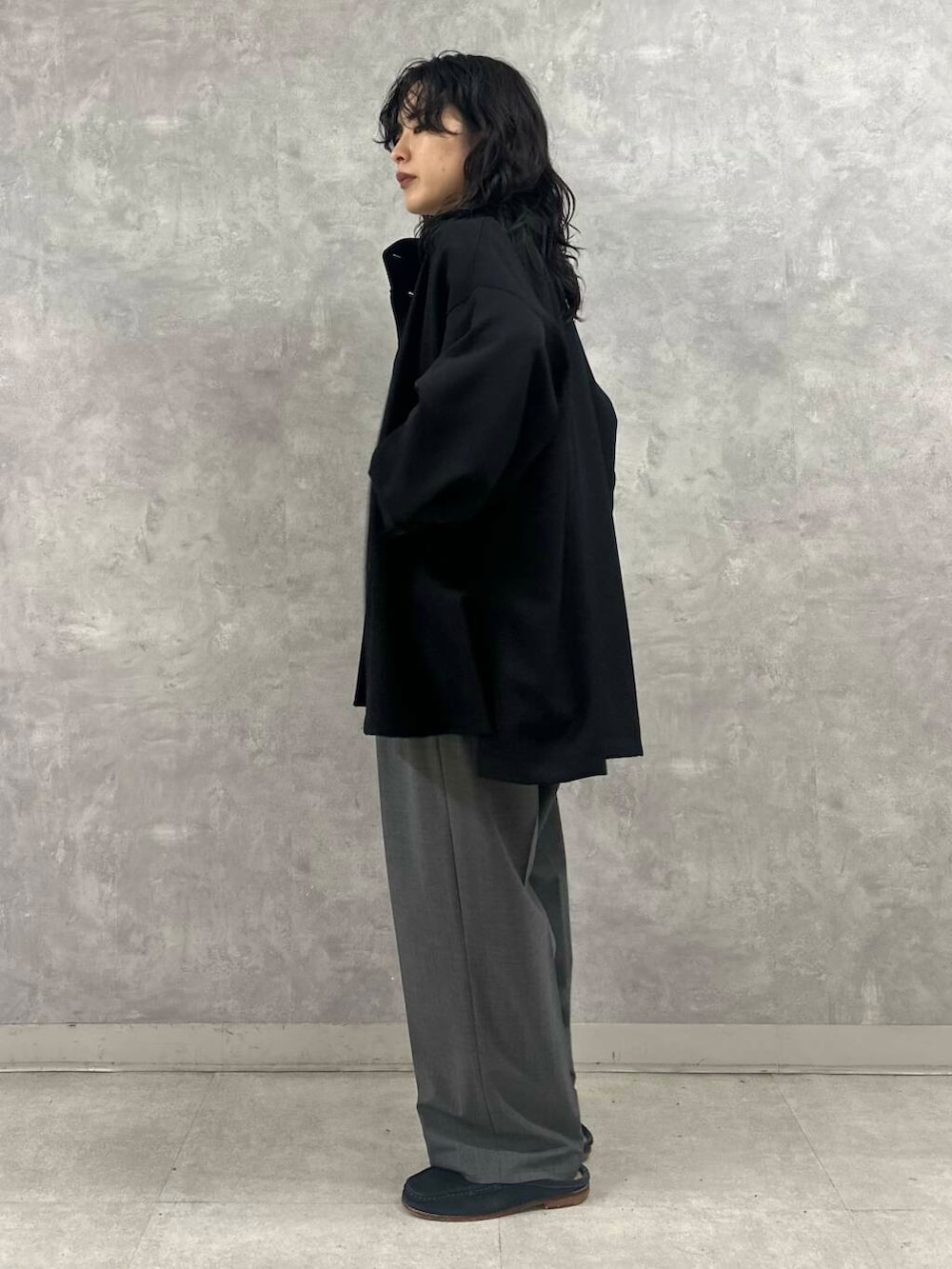 ブラック系のその他アウター、グレー系のその他パンツ、ブラック系のニット/セーターを着用したレディースの冬コーディネートの5枚目の写真