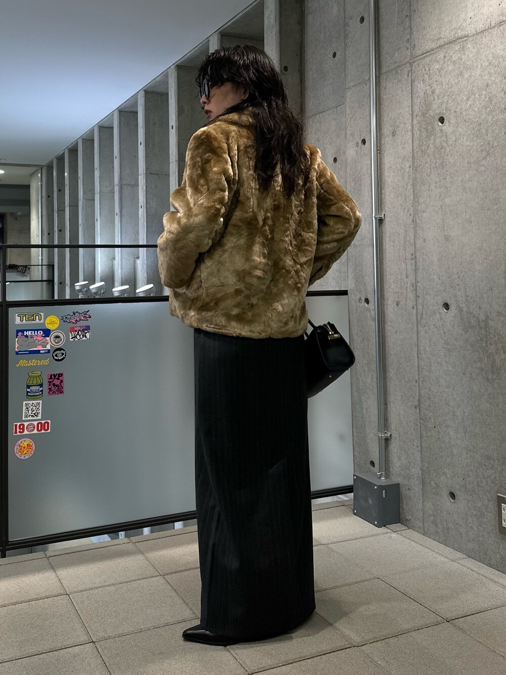 その他のベスト、その他のスカート、ブラック系のブーツを着用したレディースの秋コーディネートの3枚目の写真