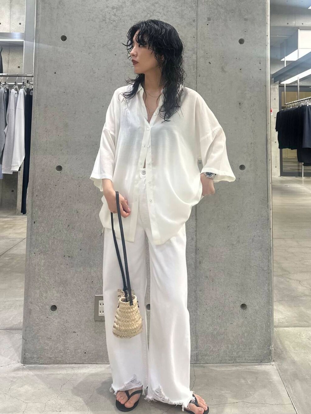 ホワイト系のシャツ/ブラウスを着用したレディースの夏コーディネートの3枚目の写真