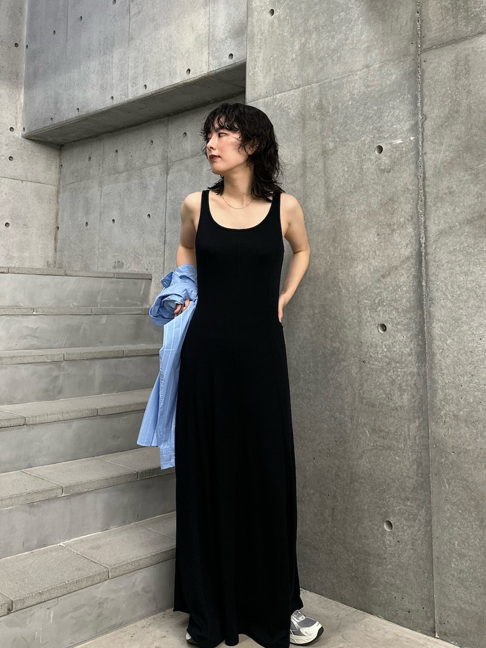 ブルー系のシャツ/ブラウス、ブラック系のワンピース、グレー系のスニーカーを着用したレディースの夏コーディネートの2枚目の写真