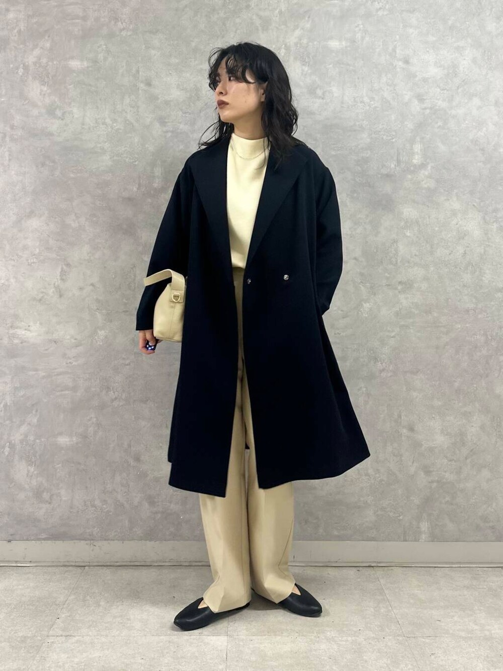 ホワイト系のニット/セーター、ホワイト系のその他パンツ、ブラック系のパンプスを着用したレディースの冬コーディネートの4枚目の写真