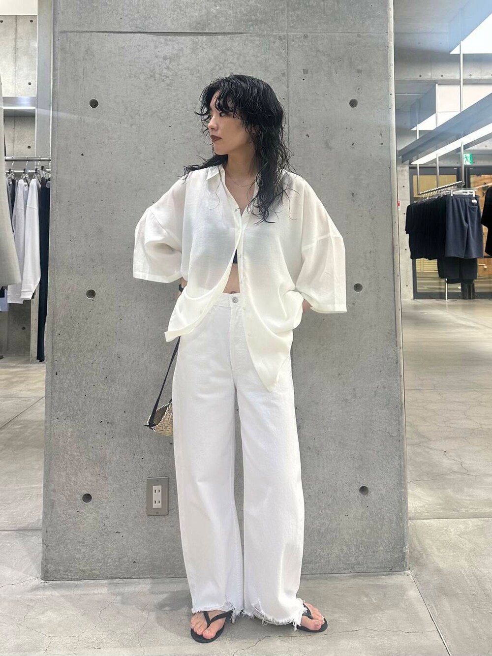 ホワイト系のシャツ/ブラウスを着用したレディースの夏コーディネートの5枚目の写真