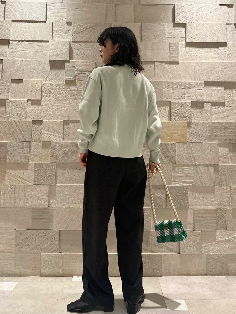 グリーン系のカーディガン/ボレロ、グレー系のその他パンツ、その他のショルダーバッグを着用したレディースの冬コーディネートの3枚目の写真