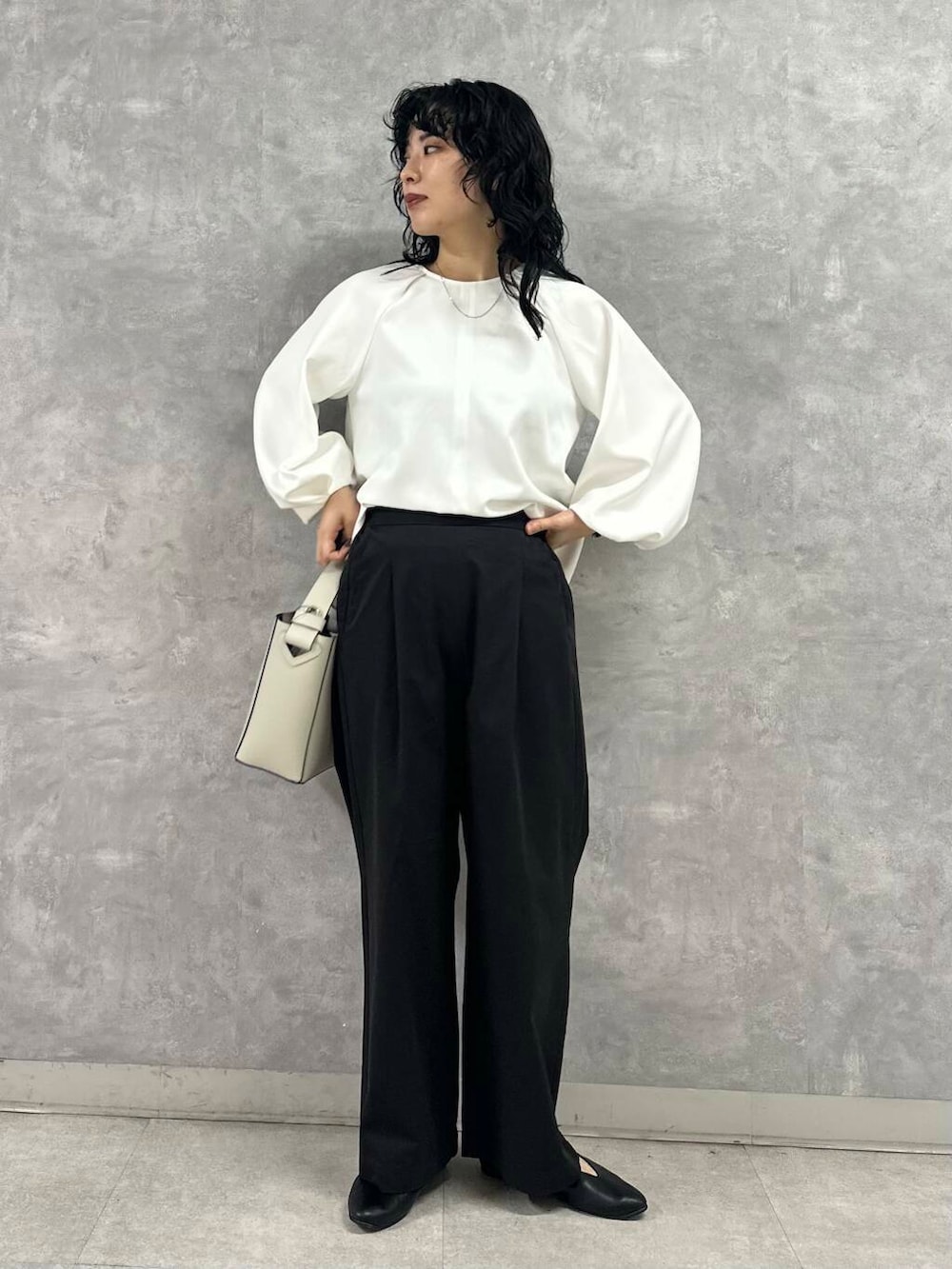 「doors、ブルベ冬、骨格ウェーブ、ウェーブ×ブルベ冬、春アウターコーデ」｜「URBAN RESEARCH DOORSのVカットパンプス（パンプス、ブラック系）」を使った、廣木真梨亜さん（レディース・158cm）の春コーディネートの3枚目の写真