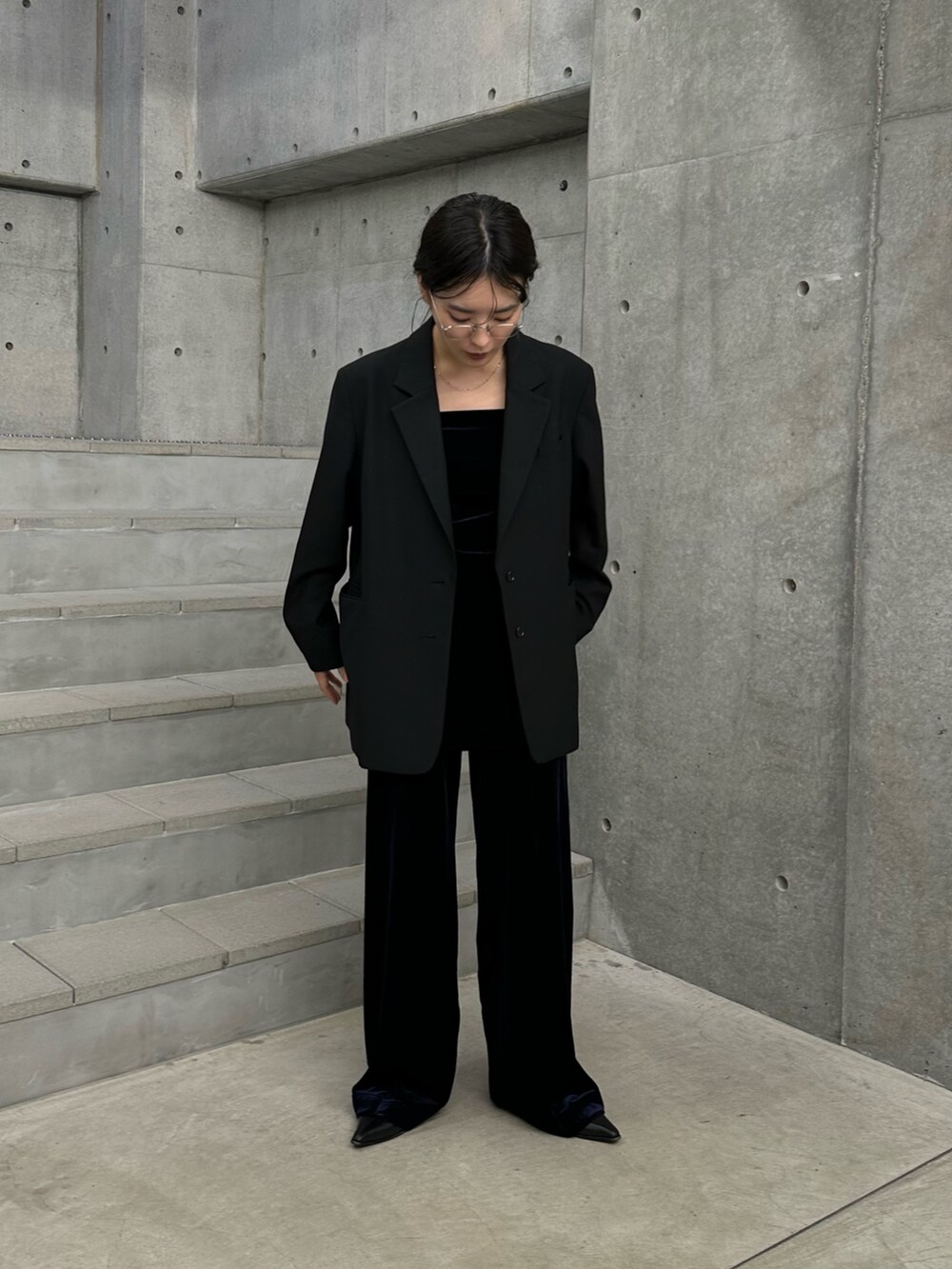 ブルー系のワンピース、グレー系のその他パンツ、ブラック系のブーツを着用したレディースの秋コーディネートの3枚目の写真