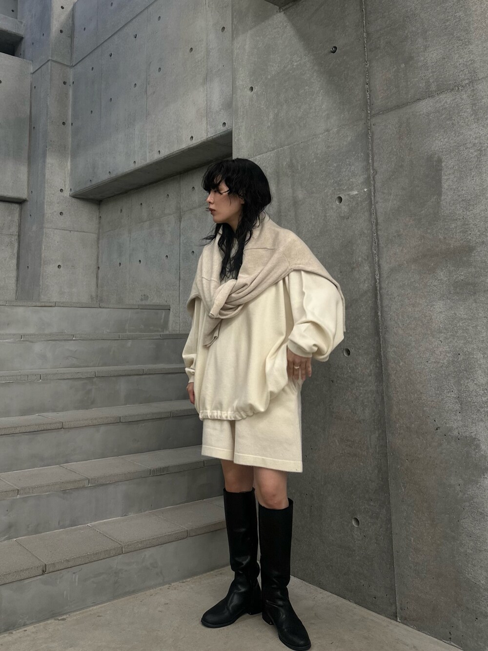 ベージュ系のニット/セーター、ベージュ系のその他パンツを着用したレディースの冬コーディネートの4枚目の写真