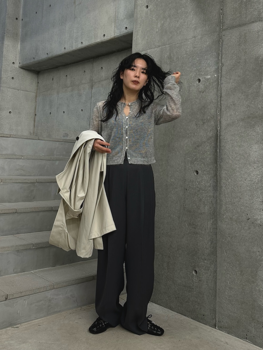 ベージュ系のトレンチコート、グレー系のカーディガン/ボレロ、グレー系のその他パンツを着用したレディースの冬コーディネートの4枚目の写真