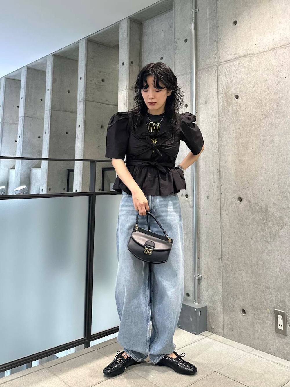 ブラック系のTシャツ/カットソー、ブラック系のバレエシューズ、ブラック系のシャツ/ブラウスを着用したレディースの夏コーディネートの3枚目の写真