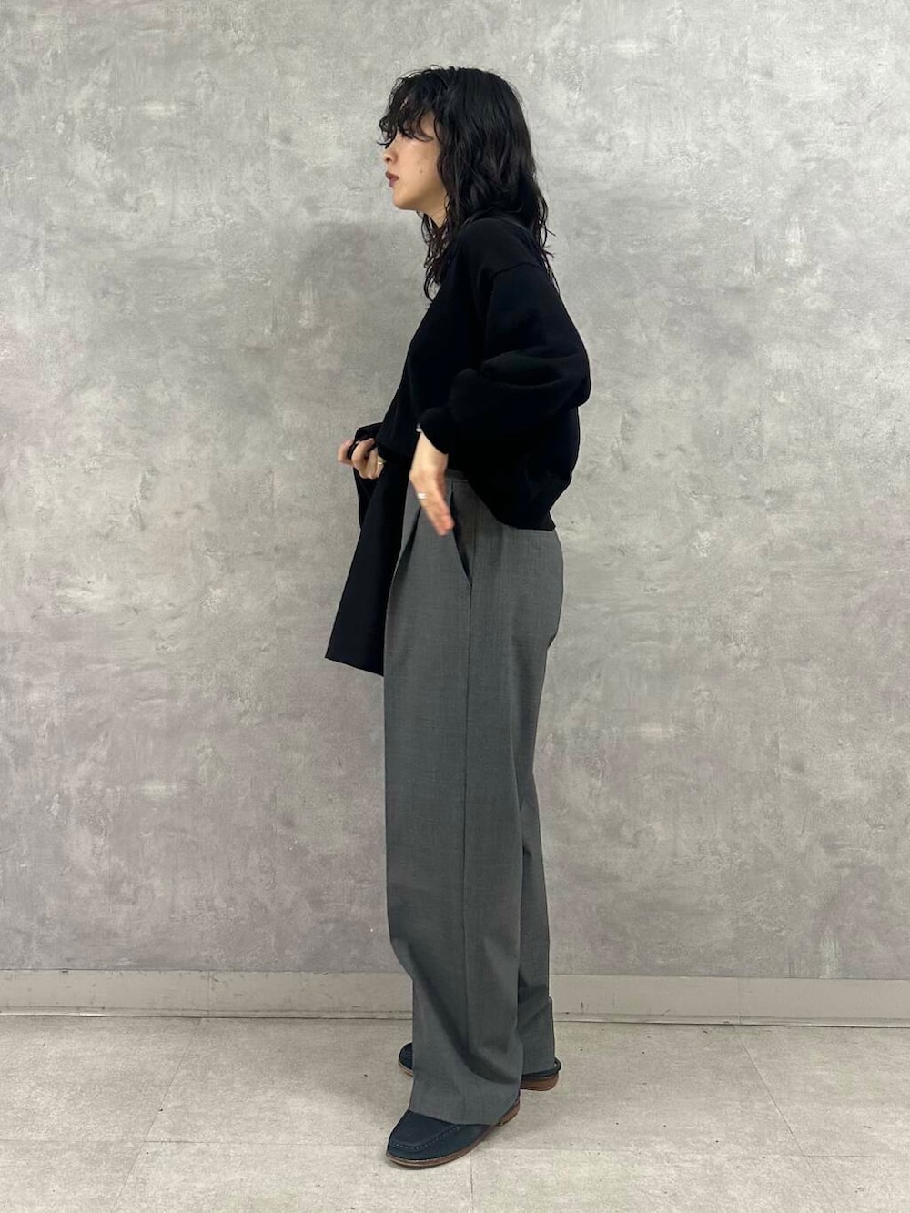 ブラック系のその他アウター、グレー系のその他パンツ、ブラック系のニット/セーターを着用したレディースの冬コーディネートの2枚目の写真