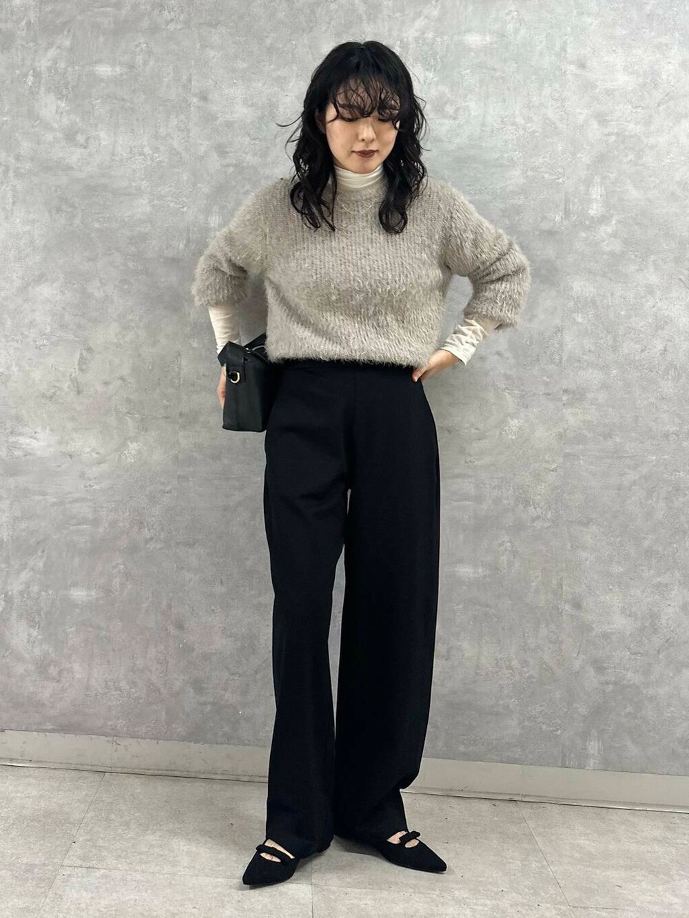 ホワイト系のTシャツ/カットソー、ブラック系のパンプス、ブラック系のその他パンツを着用したレディースの冬コーディネートの3枚目の写真