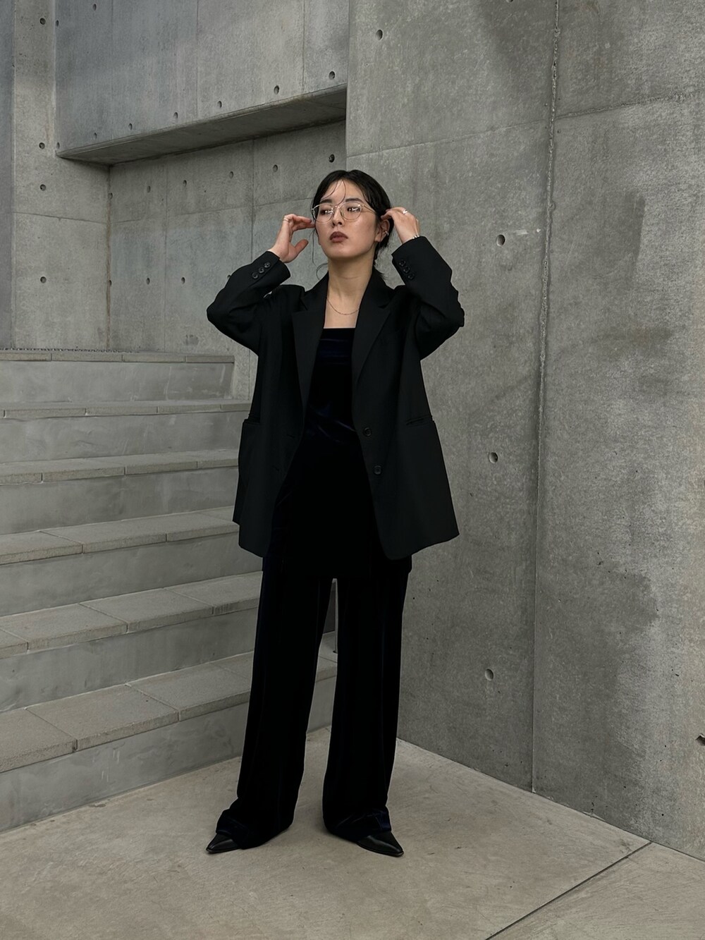 ブルー系のワンピース、グレー系のその他パンツ、ブラック系のブーツを着用したレディースの秋コーディネートの2枚目の写真