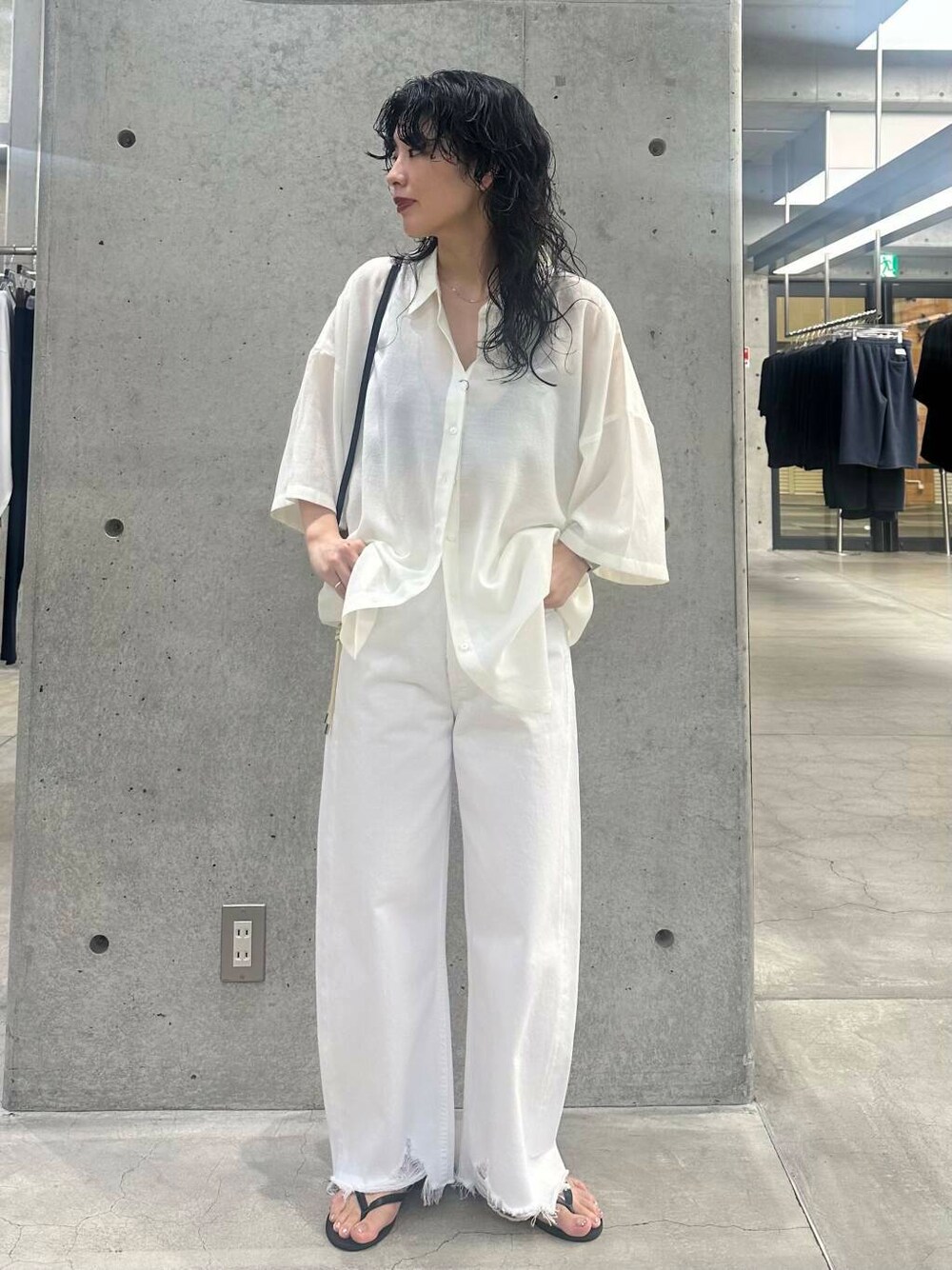 ホワイト系のシャツ/ブラウスを着用したレディースの夏コーディネートの7枚目の写真