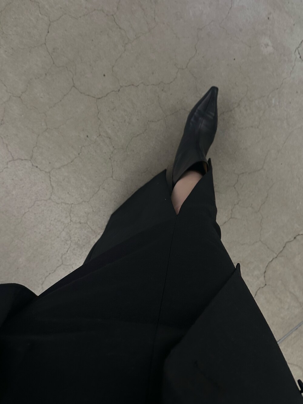 ブラック系のその他アウター、ブラック系のスカート、ブラック系のブーツを着用したレディースの秋コーディネートの4枚目の写真