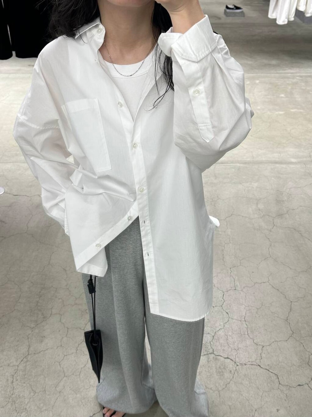 グレー系のその他パンツを着用したレディースの夏コーディネートの8枚目の写真