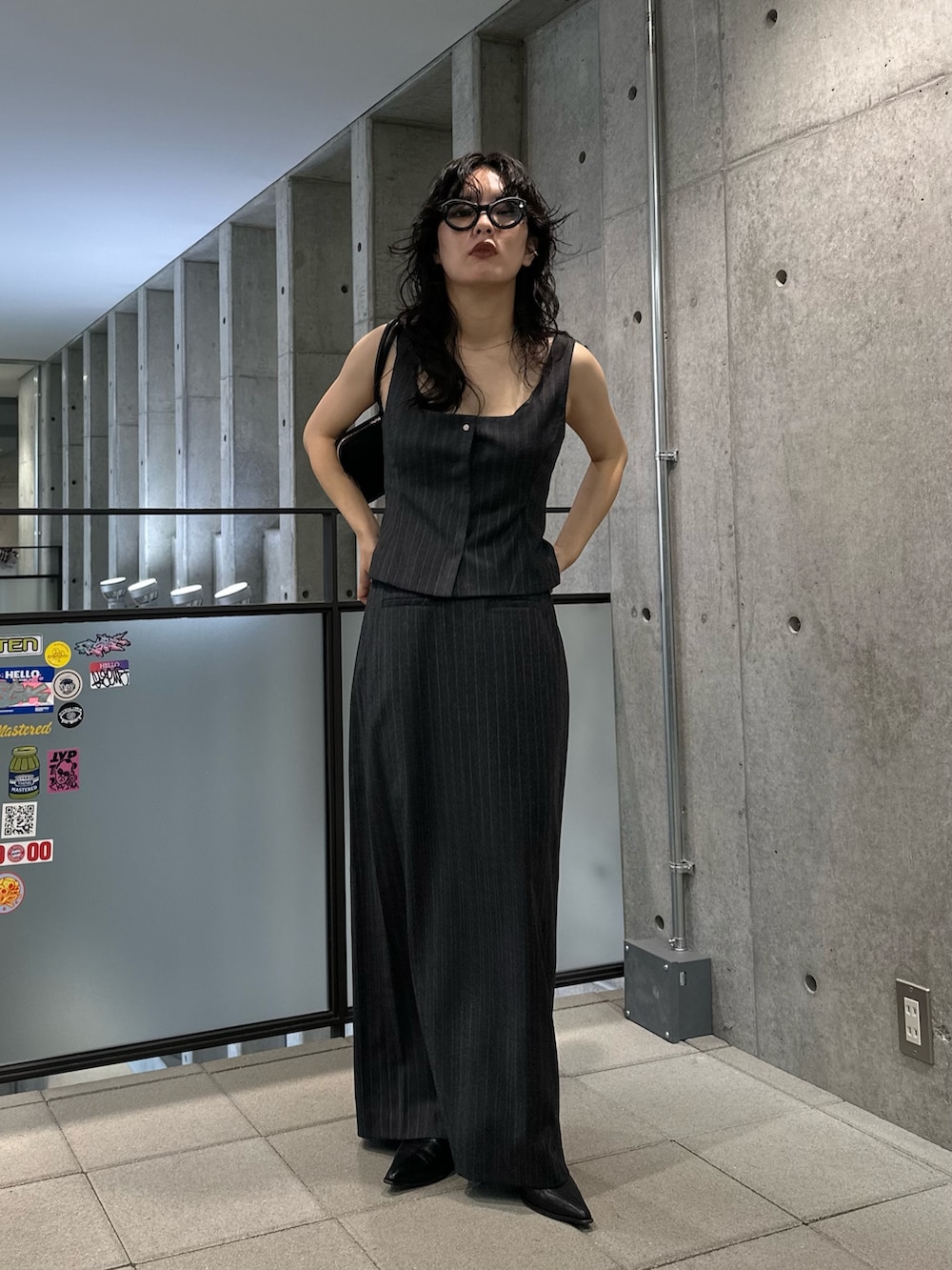 その他のベスト、その他のスカート、ブラック系のブーツを着用したレディースの秋コーディネートの6枚目の写真