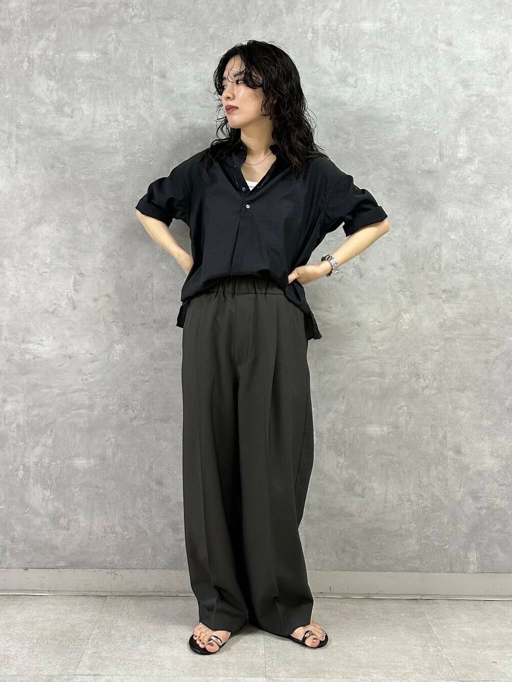 ブラウン系のその他パンツ、ホワイト系のタンクトップ、ブラック系のシャツ/ブラウスを着用したレディースの夏コーディネートの2枚目の写真