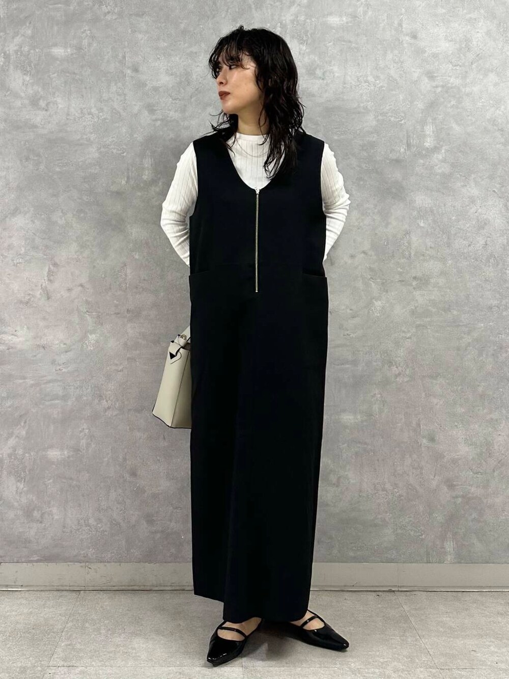 ブラック系のワンピース、ホワイト系のノーカラージャケット、ホワイト系のTシャツ/カットソーを着用したレディースの春コーディネートの4枚目の写真