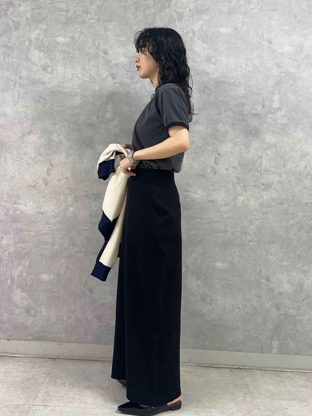 ブラック系のTシャツ/カットソー、ブラック系のスカート、ホワイト系のその他アウターを着用したレディースの春コーディネートの5枚目の写真