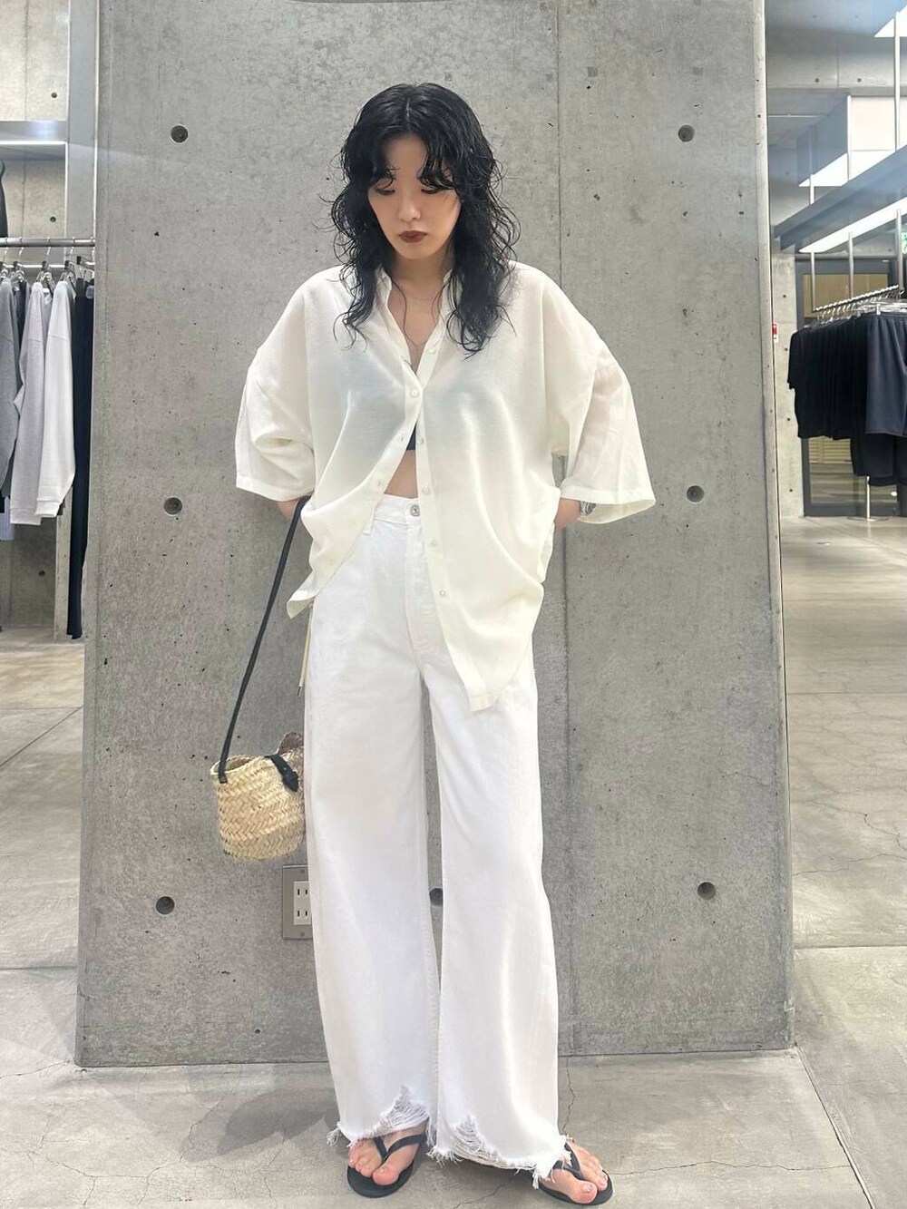 ホワイト系のシャツ/ブラウスを着用したレディースの夏コーディネートの2枚目の写真