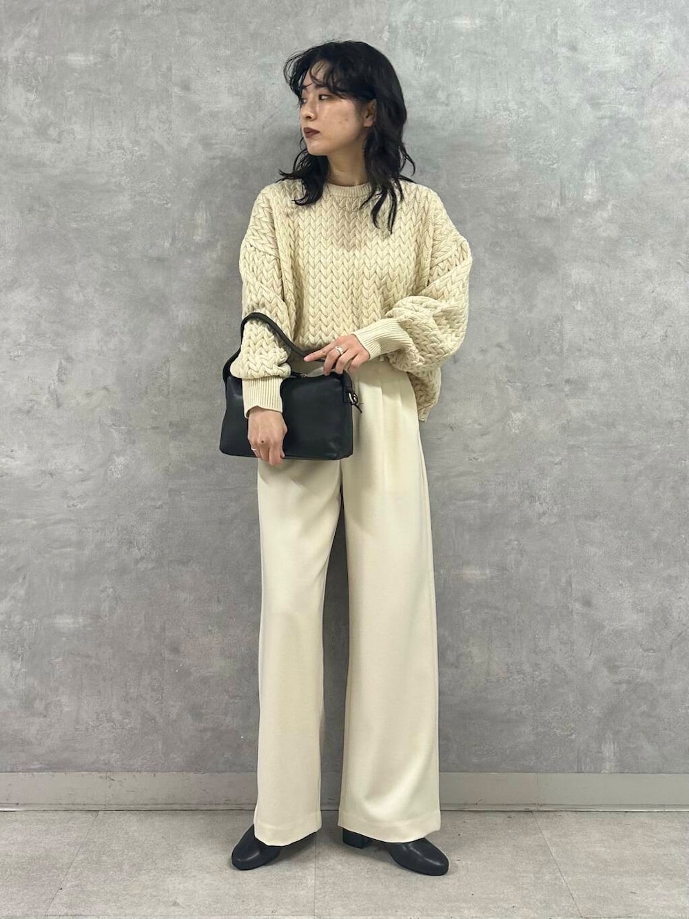 ベージュ系のその他アウター、ホワイト系のその他パンツ、ベージュ系のニット/セーターを着用したレディースの冬コーディネートの7枚目の写真