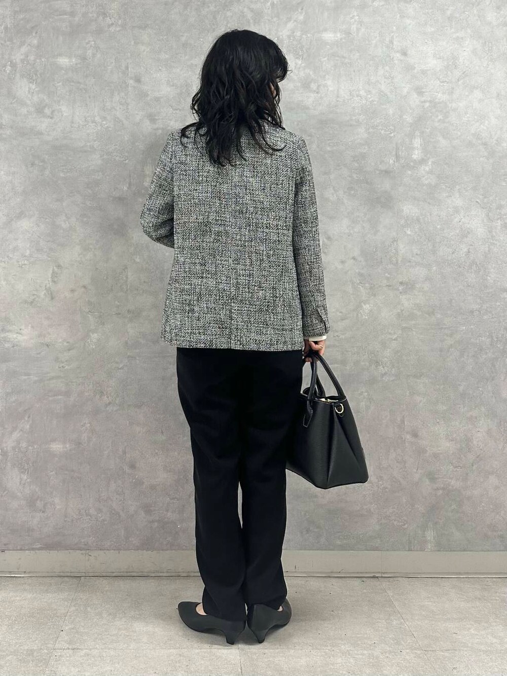ブラック系のその他パンツ、ブラック系のショルダーバッグ、ホワイト系のシャツ/ブラウスを着用したレディースの冬コーディネートの3枚目の写真