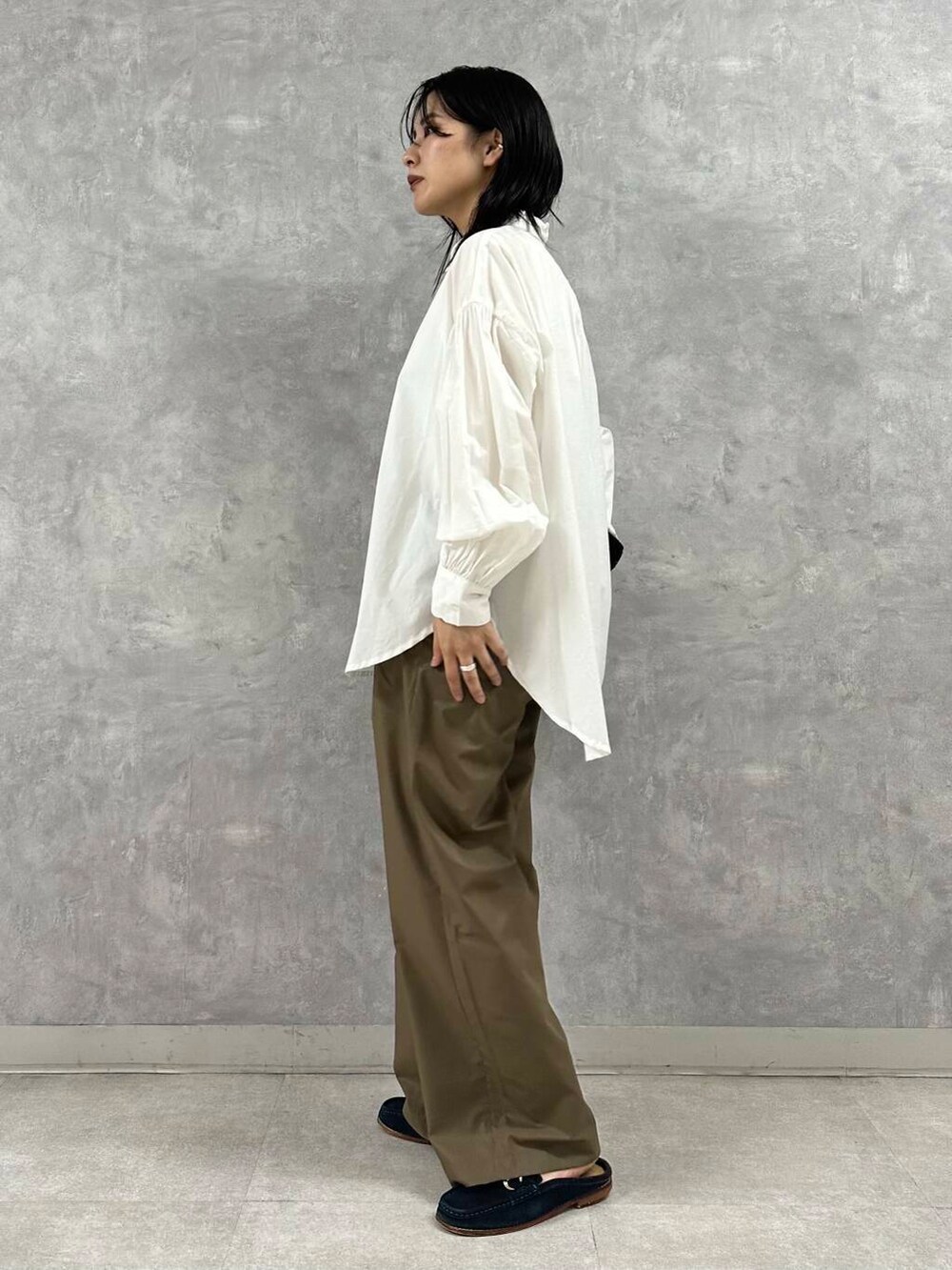 ホワイト系のシャツ/ブラウス、ブラック系のトートバッグ、ブラウン系のその他パンツを着用したレディースの秋コーディネートの3枚目の写真