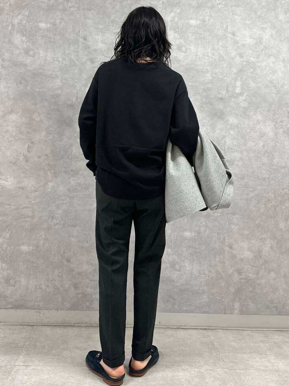 グレー系のその他アウター、ブラック系のショルダーバッグ、グレー系のその他パンツを着用したレディースの冬コーディネートの5枚目の写真