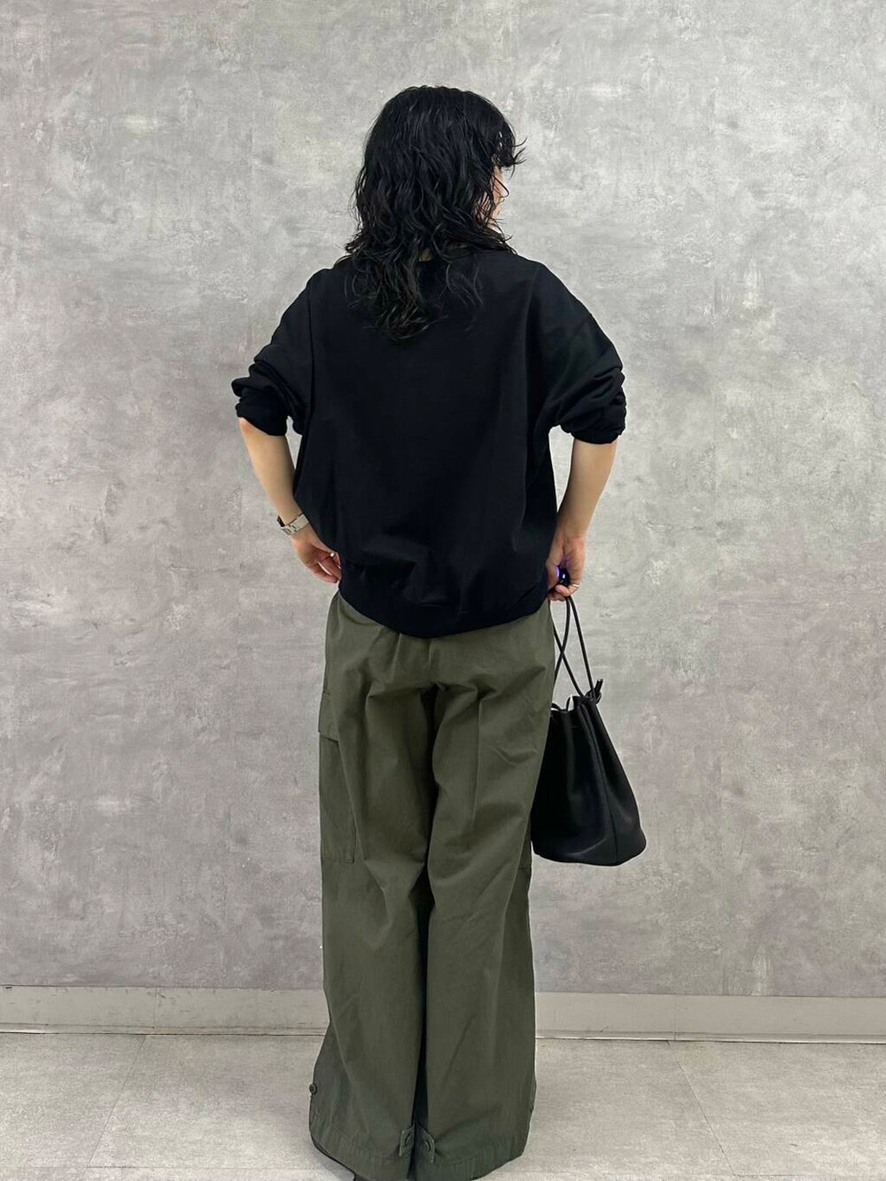 ホワイト系のタンクトップ、グリーン系のその他パンツ、ブラック系のカーディガン/ボレロを着用したレディースの春コーディネートの4枚目の写真