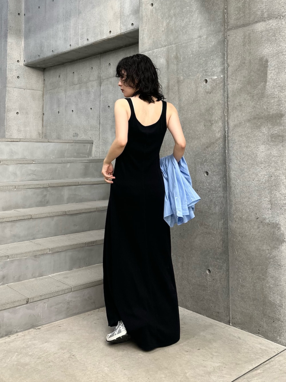 ブルー系のシャツ/ブラウス、ブラック系のワンピース、グレー系のスニーカーを着用したレディースの夏コーディネートの3枚目の写真