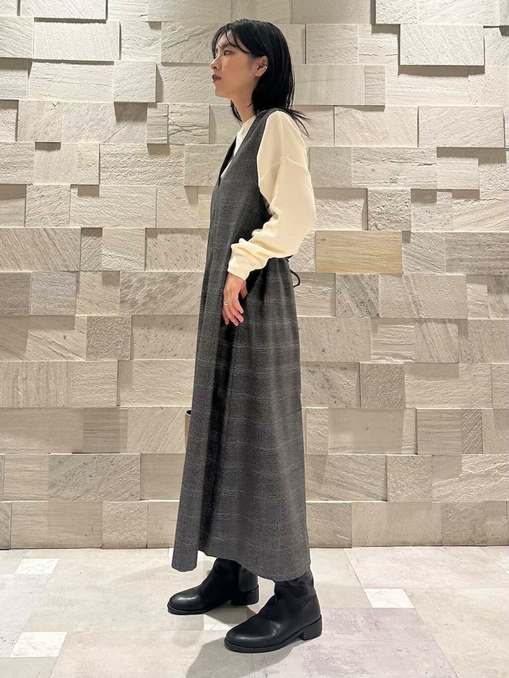 ベージュ系のTシャツ/カットソー、ベージュ系のショルダーバッグ、その他のワンピースを着用したレディースの秋コーディネートの3枚目の写真