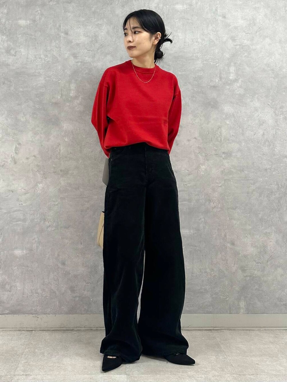 ベージュ系のショルダーバッグ、レッド系のニット/セーター、ブラック系のパンプスを着用したレディースの秋コーディネートの2枚目の写真