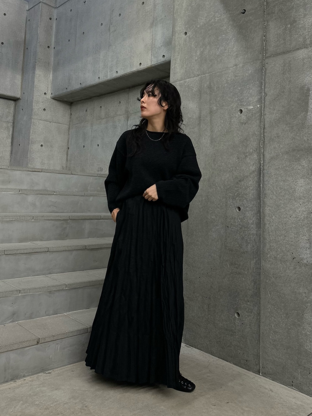 ブラック系のニット/セーター、ブラック系のスカート、ブラック系のバレエシューズを着用したレディースの冬コーディネートの2枚目の写真