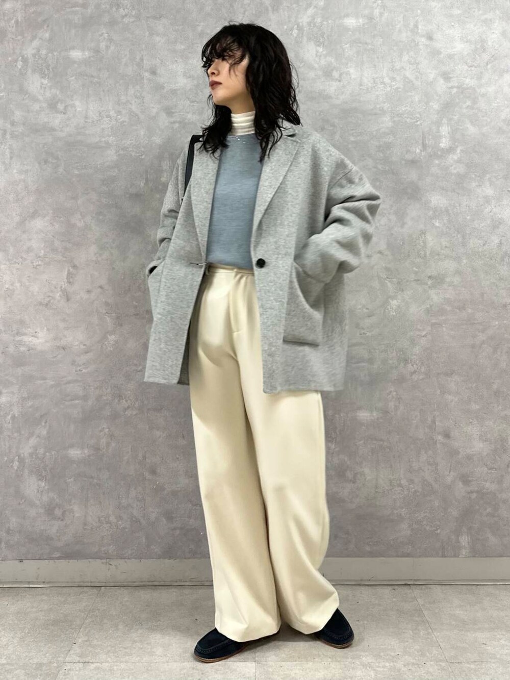 ホワイト系のTシャツ/カットソー、グレー系のその他アウター、ホワイト系のその他パンツを着用したレディースの冬コーディネートの2枚目の写真