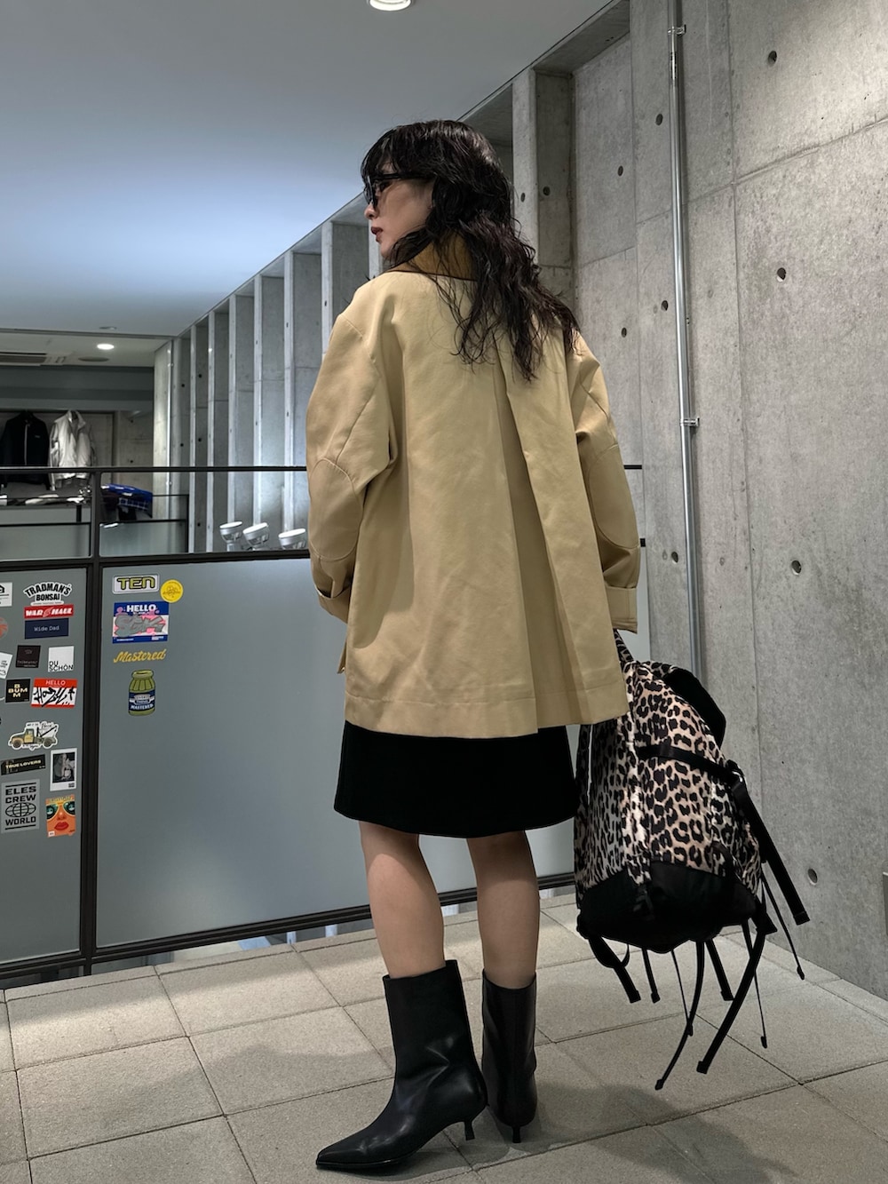 その他のバックパック/リュック、イエロー系のカバーオール、ブラック系のワンピースを着用したレディースの夏コーディネートの3枚目の写真