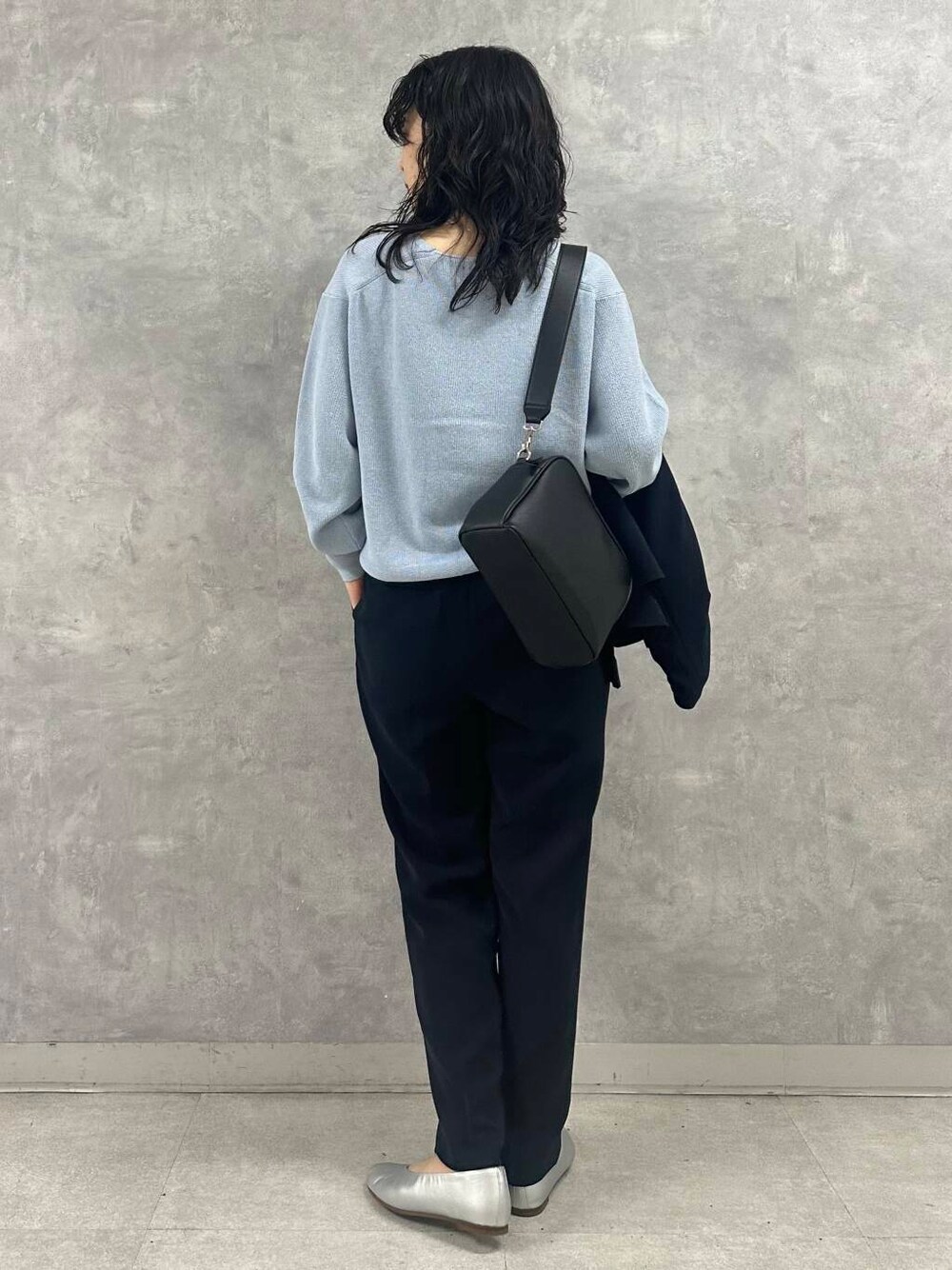 ブルー系のその他パンツ、シルバー系のパンプス、ブラック系のショルダーバッグを着用したレディースの冬コーディネートの5枚目の写真