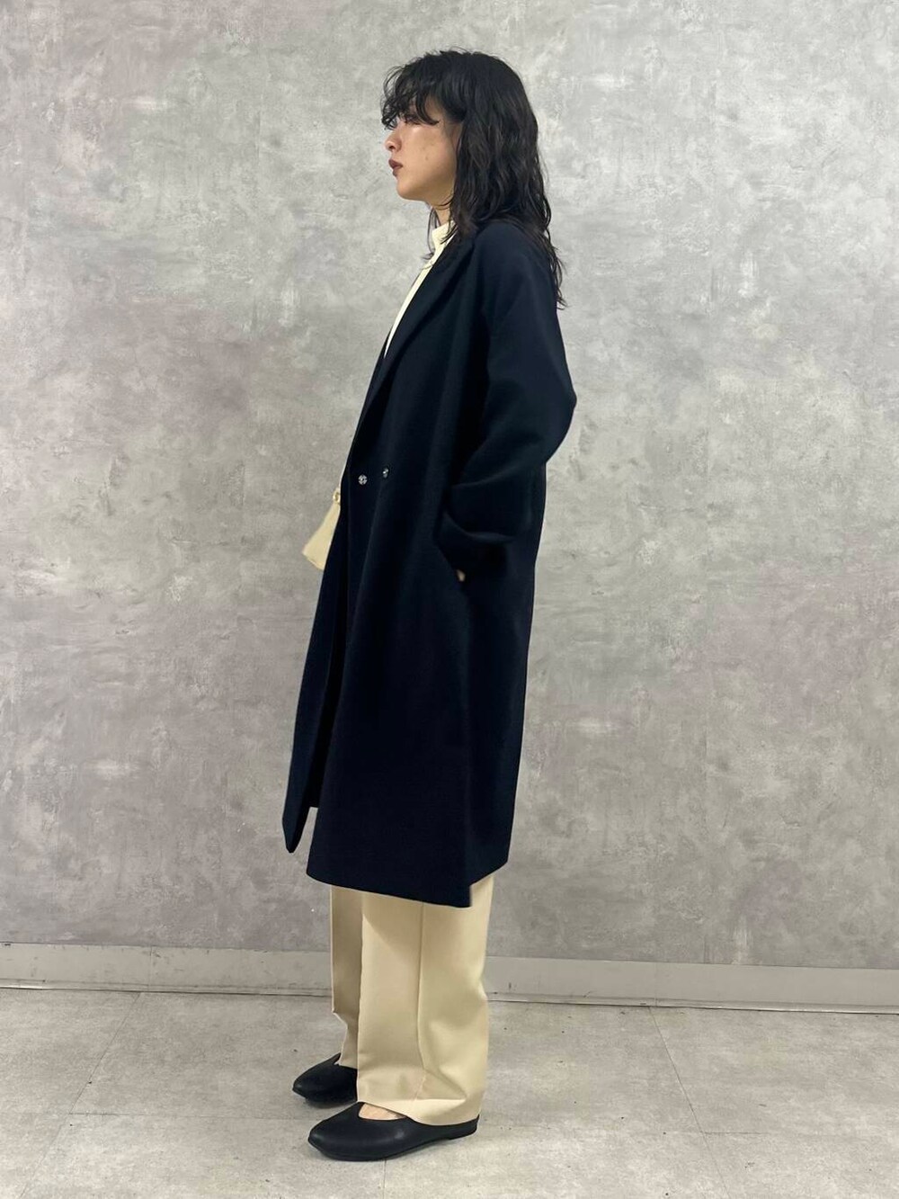 ホワイト系のニット/セーター、ホワイト系のその他パンツ、ブラック系のパンプスを着用したレディースの冬コーディネートの5枚目の写真