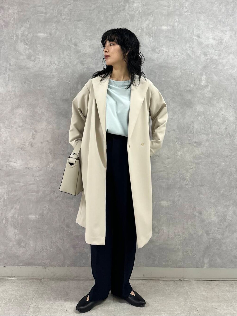 ベージュ系のその他アウター、ブルー系のその他パンツ、ブルー系のTシャツ/カットソーを着用したレディースの春コーディネートの3枚目の写真