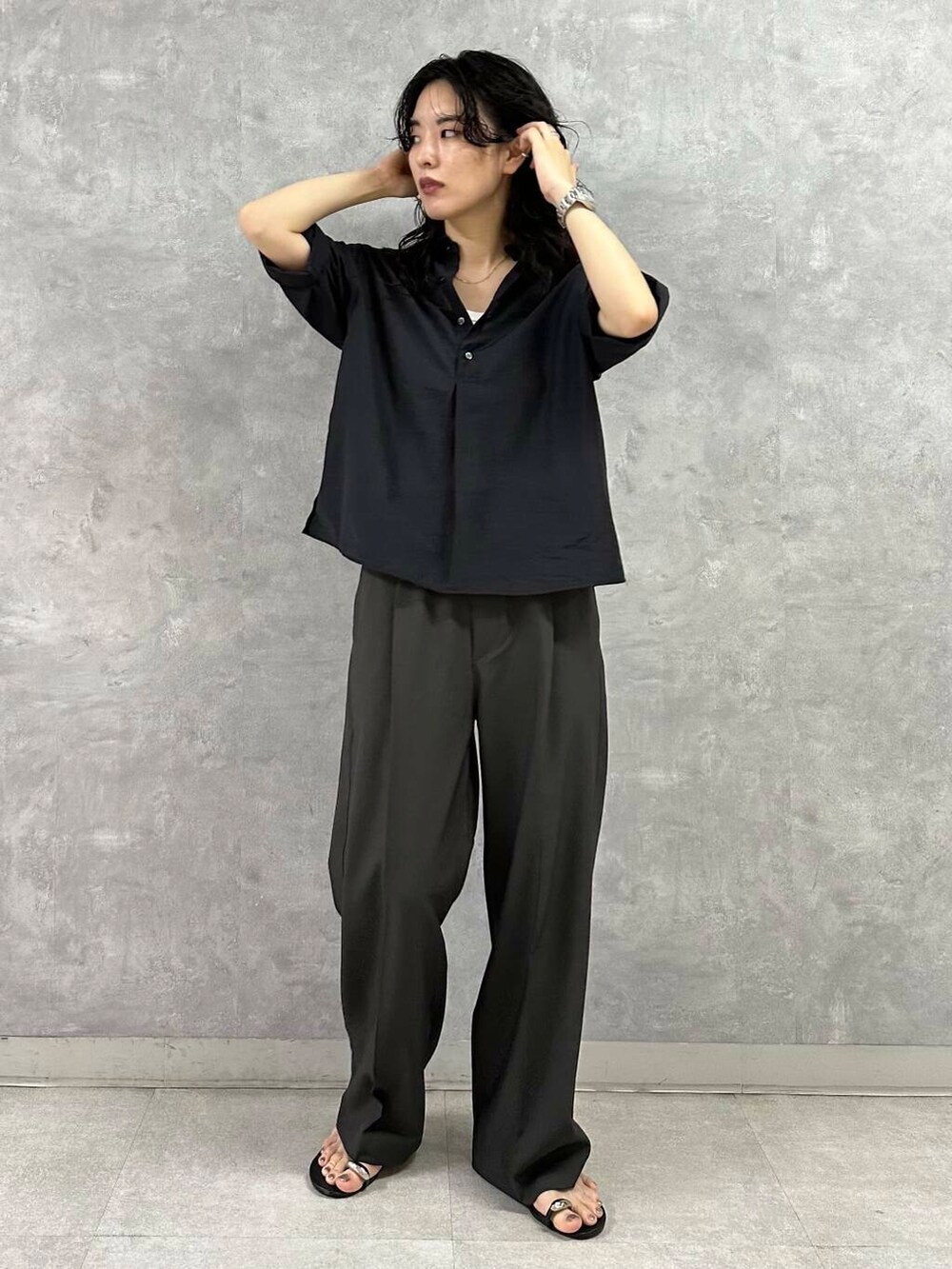 ブラウン系のその他パンツ、ホワイト系のタンクトップ、ブラック系のシャツ/ブラウスを着用したレディースの夏コーディネートの3枚目の写真