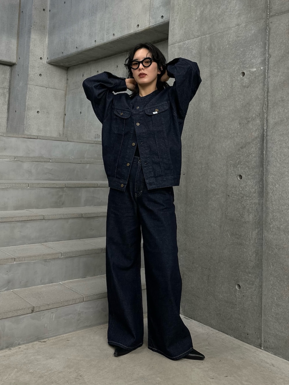 ブルー系のデニムジャケット、ブルー系のデニムパンツを着用したレディースの冬コーディネートの2枚目の写真