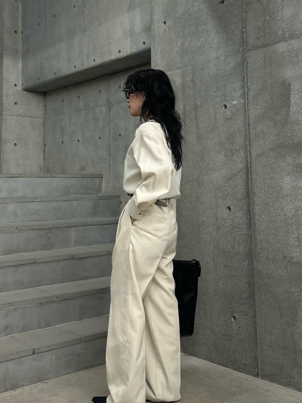 ホワイト系のシャツ/ブラウス、ホワイト系のその他パンツ、ブラック系のトートバッグを着用したレディースの秋コーディネートの4枚目の写真