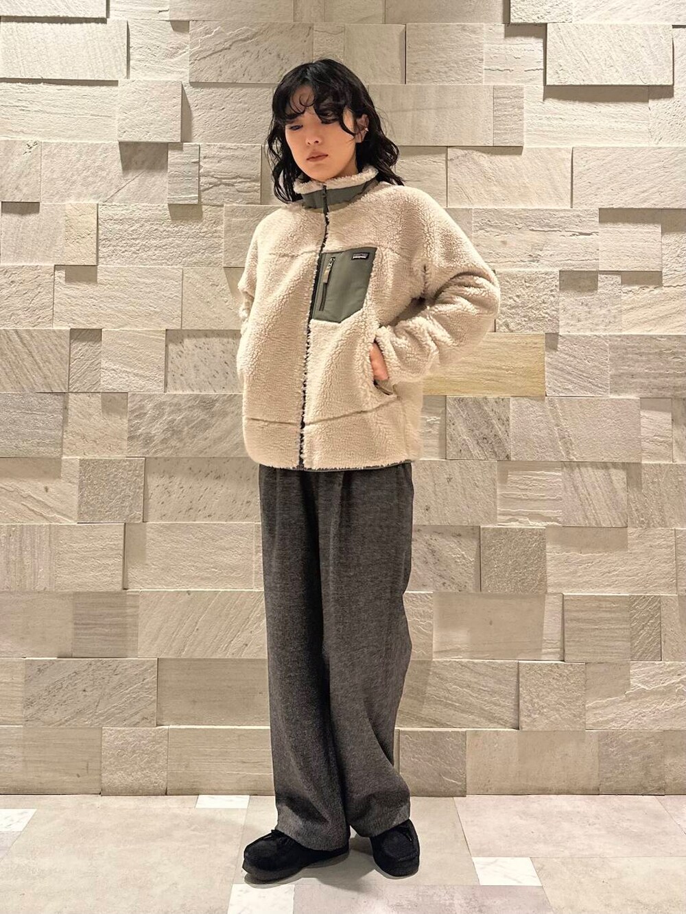 ブラック系のブーツ、グレー系のその他パンツ、ホワイト系のニット/セーターを着用したレディースの冬コーディネートの2枚目の写真