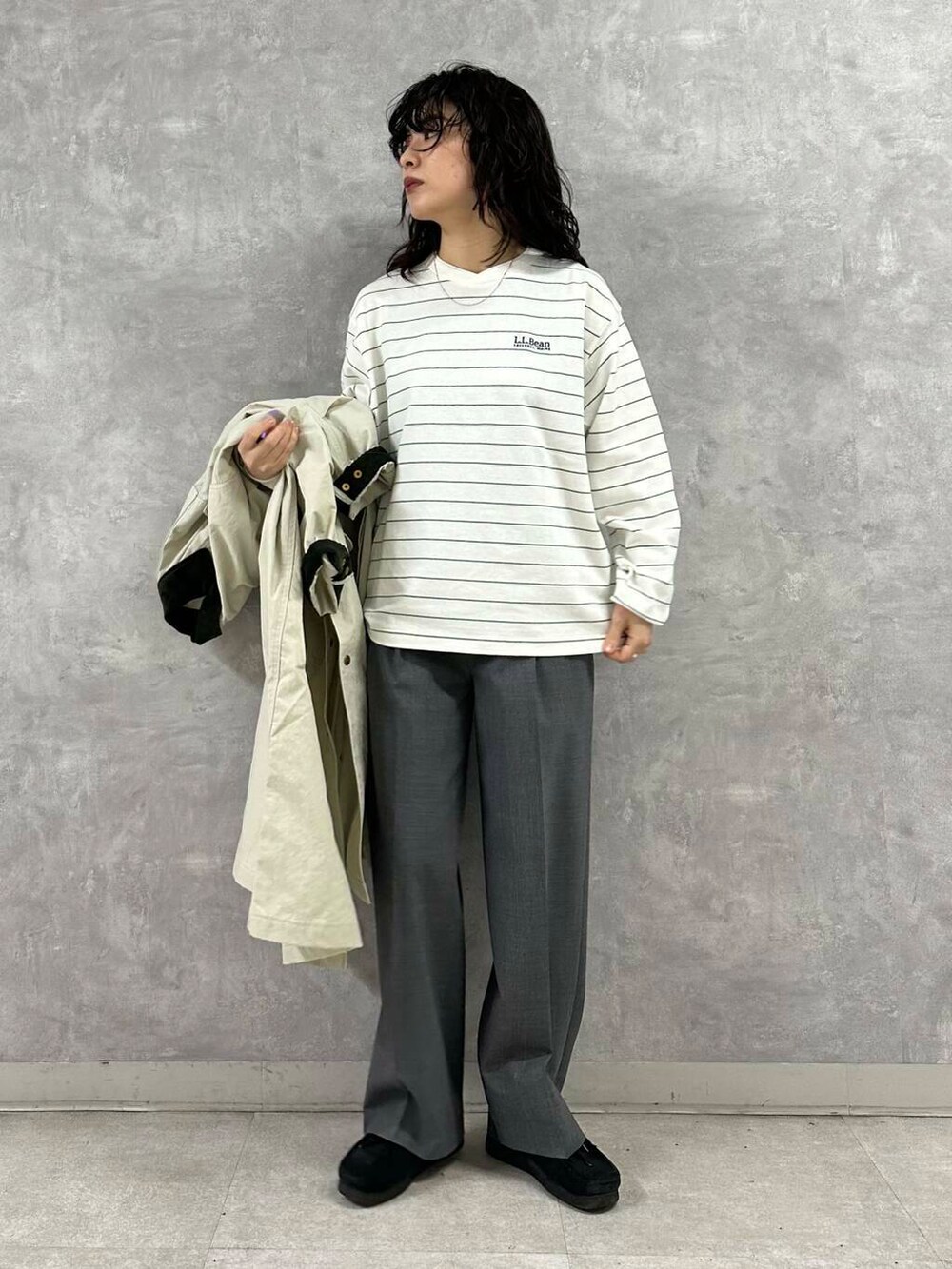 グレー系のその他パンツを着用したレディースの冬コーディネートの3枚目の写真